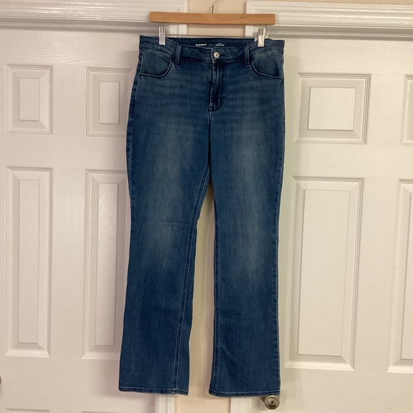 ♥️CLOSET CLEAROUT♥️ Old Navy Medium Wash Mid Rise Bootcut Jeans - Picture 5 of 7